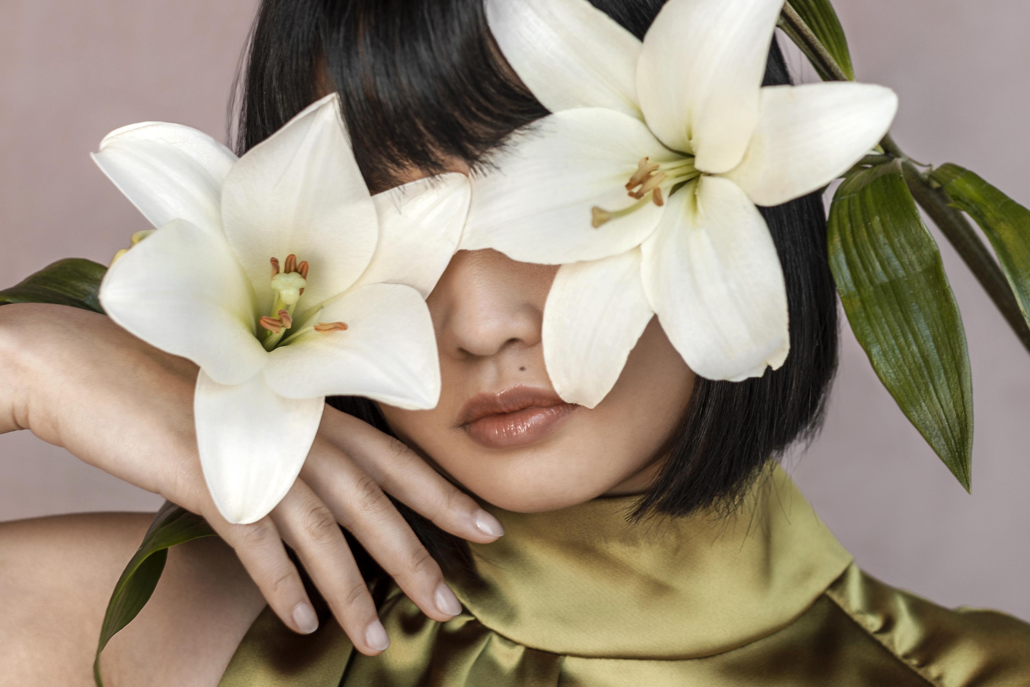 /assets/images/beautiful-woman-with-flowers.jpg